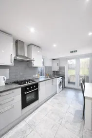 Modern Large 4BR Home | Free Parking! - Image 5