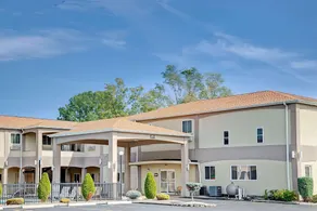Days Inn & Suites by Wyndham Niagara Falls/Buffalo - Image 2
