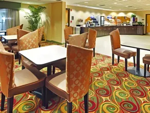 Country Inn & Suites by Radisson, Tyler University Area - Image 4