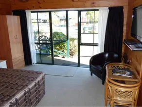Cedarwood Lakeside Motel & Conference Venue - Image 2