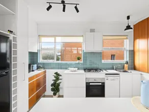 Bright 2-Bed Flat with Balcony in Vaucluse - Image 5