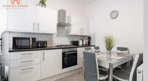 9 Guests, 4 Bedrooms, Modern Comfort in Bootle - Image 4