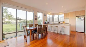Two Story, Torquay Holiday Home with Large Balcony - Image 4