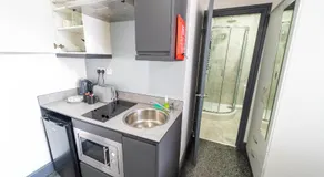 Impeccable 1-Bed Studio in Birmingham - Image 4