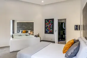 Gallery Suite Naples - Image 4