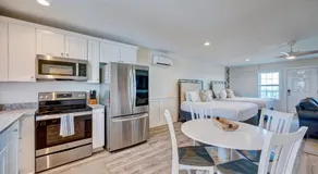 103 Queen ADA & Pet Friendly Suite, 1st Floor Sundown - Image 4