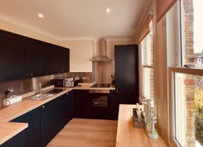 Bright & Quiet 2-Bed Victorian Flat, Walk to Tube - Newly Refurbished - Image 3