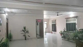 OYO Raja Hotel - Image 5