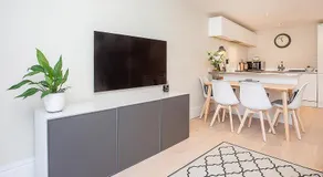 Compton Apartment with free parking - Image 2