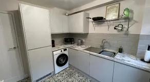 3BR, Sleeps 5, Free Parking, Fast WiFi, Near M62 & Leeds - Image 4