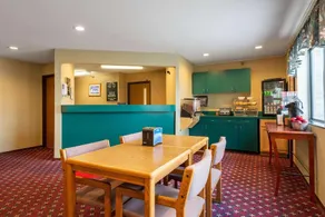 Econo Lodge - Image 2