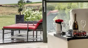 Suite de luxe avec espace salon et balnéo à la campagne - Image 2