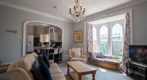 Grand 2 bed Georgian apartment at Florence House with king bed, in the heart of Herne Bay & 300m from beach - Image 2