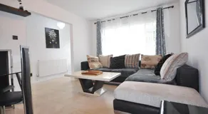 Modern 2 Bed Apartment - Image 2