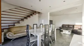 Cosy 5BR house with a lovely terrace - Image 4