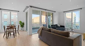 Luxury Apartment Near City Airport - with gym and free parking Sleeps 8 - Image 3