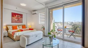 Stunning Studio Heart of St Julians Sleeps 4 - Image 2