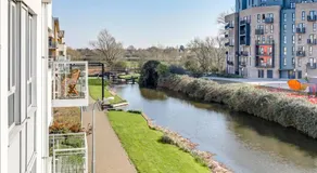 Modern 2Bed, City Centre, Private parking, Balcony - Image 3
