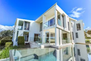 Indulgent beachside luxury, Sunrise Beach - Image 3
