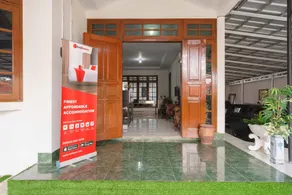 RedDoorz Syariah near Exit Toll Jatiwarna 2 - Image 4