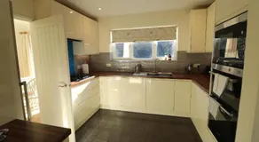 Modern 3 Bed House with Garden and Parking - Image 5