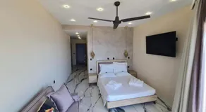 Golden Fox Studios and Suites - Image 2