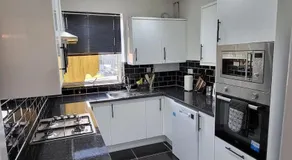 Newly refurbished 3 bedroom flat - Image 4