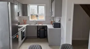 SHM Stays Leicester. Newly Renovated 15 min drive from City Centre University. 9 min Drive to Leicester City Stadium 5 min drive to M1 & M69. 2 min walk to bus stop. - Image 5