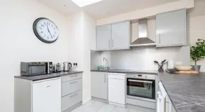1 bed Deluxe South London - Image 4