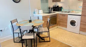 Central 1BR Flat for up to 4 - Lift Access - Image 4