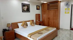 Royal Hotel - Image 2