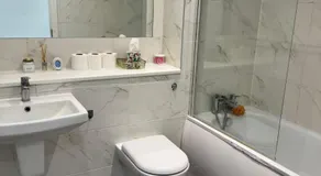 Spacious 3BR Stay Near Heathrow and Central London - Image 2