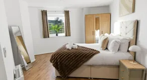 New Stylish 2-Bed Apartment - Wi-Fi, Netflix & Parking - Image 2