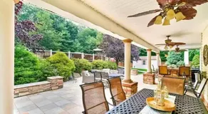 Cheerful 5-bedroom resort with heated pool - Image 4