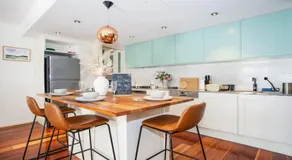 The Regent Stylish City Apartment with Free Parking - Image 4