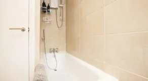 Modern 4 Bedroom House Sleeps 8, 13 Minutes from City Centre, Free Parking And Wi-Fi, Weekly & Monthly Stays, Great Rates Available At Peachy Stays - Image 4
