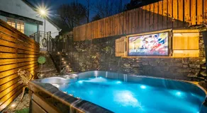 Stunning cottage Grade 2 listed with parking and Hot Tub - Image 3