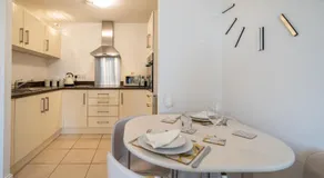 Hansen Court - Stylish Bay Apartment with Parking and River Views - Image 3