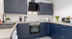 Central 2 to 3BR House, Free Parking, Ideal for Long Stays, Work Crews & Family Trips - Image 5