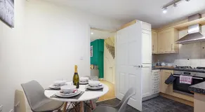 Comfortable stylish Townhouse in Ashford sleeps 5 Netflix 2 Parking spaces Perfect for Contractors and Families - Image 2