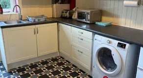 Charming Apartment in Peaceful Basingstoke Setting - Image 4