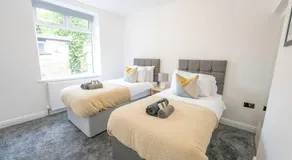 High Peak 5 Star Haven Gardens Parking & WiFi - Image 2