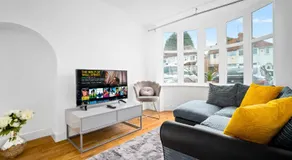 The Rock, Elegant 4 Bedroom House, Solihull, close to NEC, sleeps 8 - Image 2