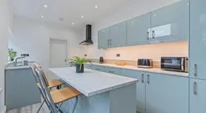 Stylish Modern 5BR Home by Hyped Properties Ideal for Contractors Relocators Longer Stay Near Centre & Golf Course with Parking - Image 5