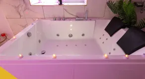 Escale secrète Montargis Jacuzzi Appart Climatisé Parking gratuit - Image 3