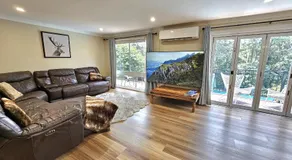 Luxury Mountain Retreat with Gym, Heated Private Pool & Bush Views - Image 2