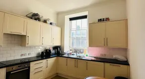 Cozy Room In Sauchiehall Street - Image 3