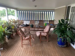 4BR Exec large house close to shops,train & buses - Image 5