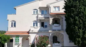 Riviera Rooms and Apartments - Image 2