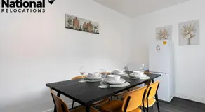 Modern Minimalist Spacious 3br Blyth Home - Image 5